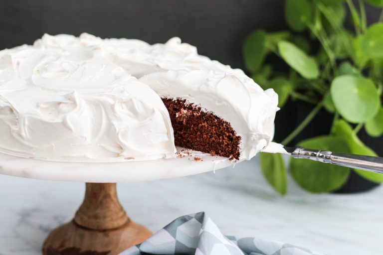 Súkkulaðikaka með hvítu frosting kremi