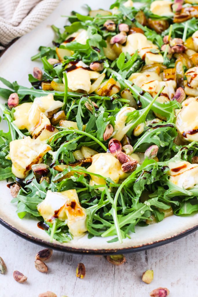 Salat með smjörsteiktum perum og brie osti