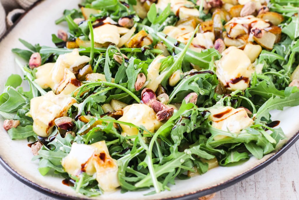 Salat með smjörsteiktum perum og brie osti
