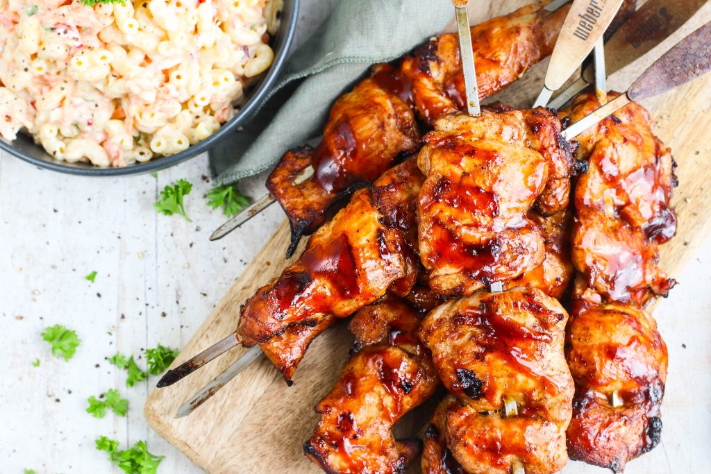 bbq kjúklingaspjót og makkarónusalat