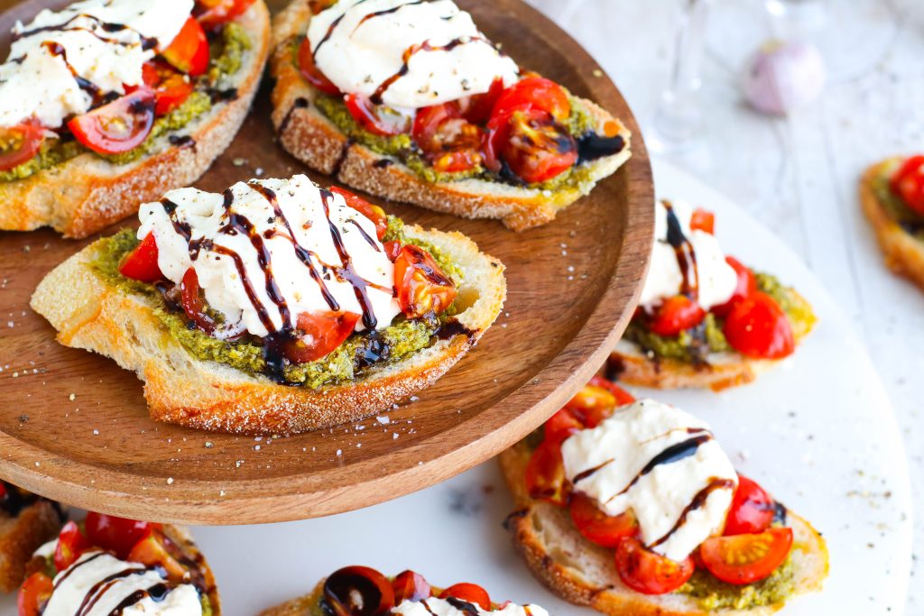 bruschetta með burrata og pestó