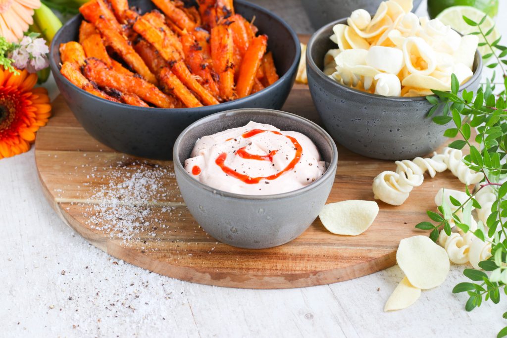 heimatilbúin ídýfa með sriracha sósu