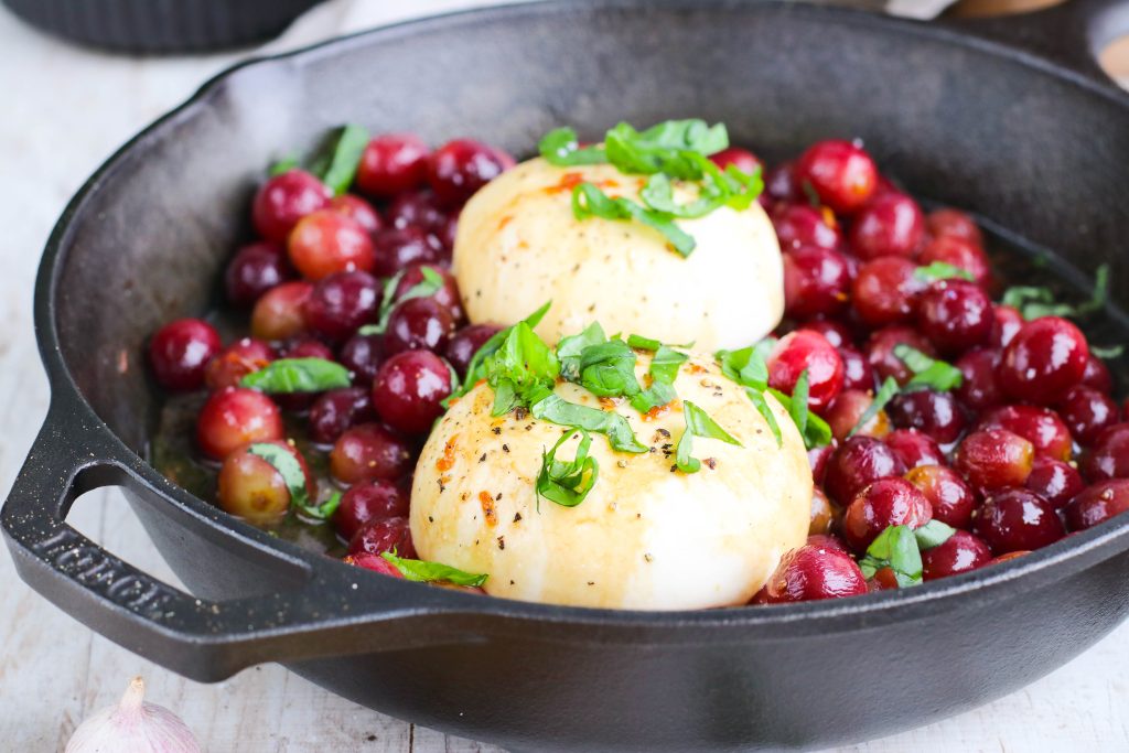 bökuð vínber með burrata