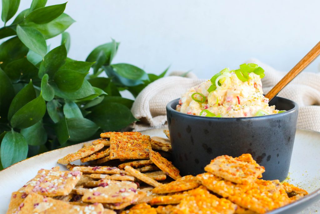 Eggja- og kotasælusalat með hrökkkexi