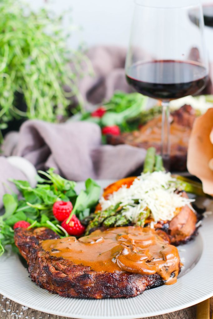 Marineruð Ribeye steik og sveppasósa