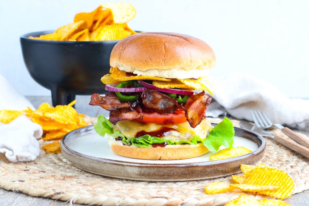 grillaður hamborgari með snakki